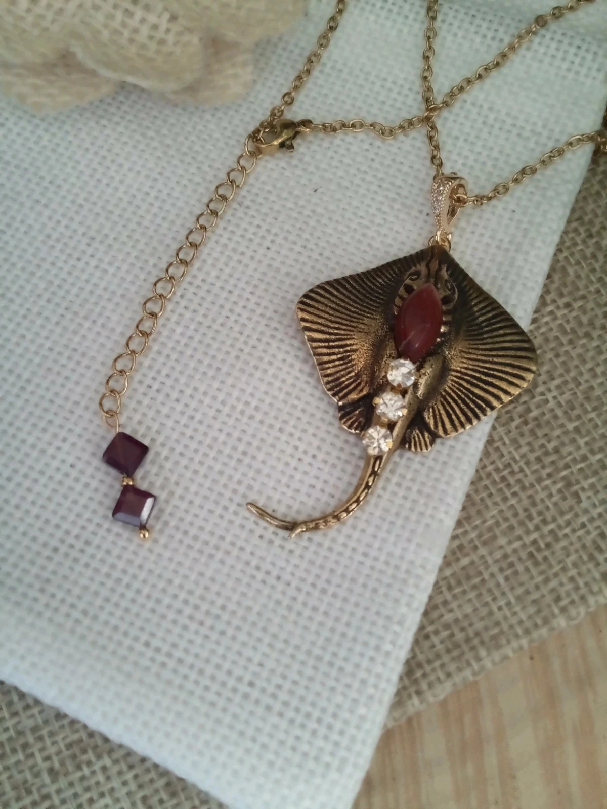 Collier raie dorée avec Pierres semi précieuses de grenat – photo 2